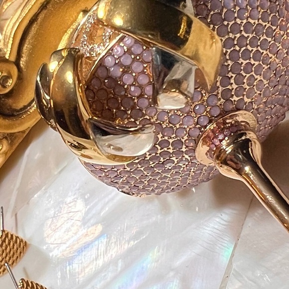 Vintage Two-tone X (kisses) post EARRINGS in MINT condition.
Approx 1” - Picture 2 of 8